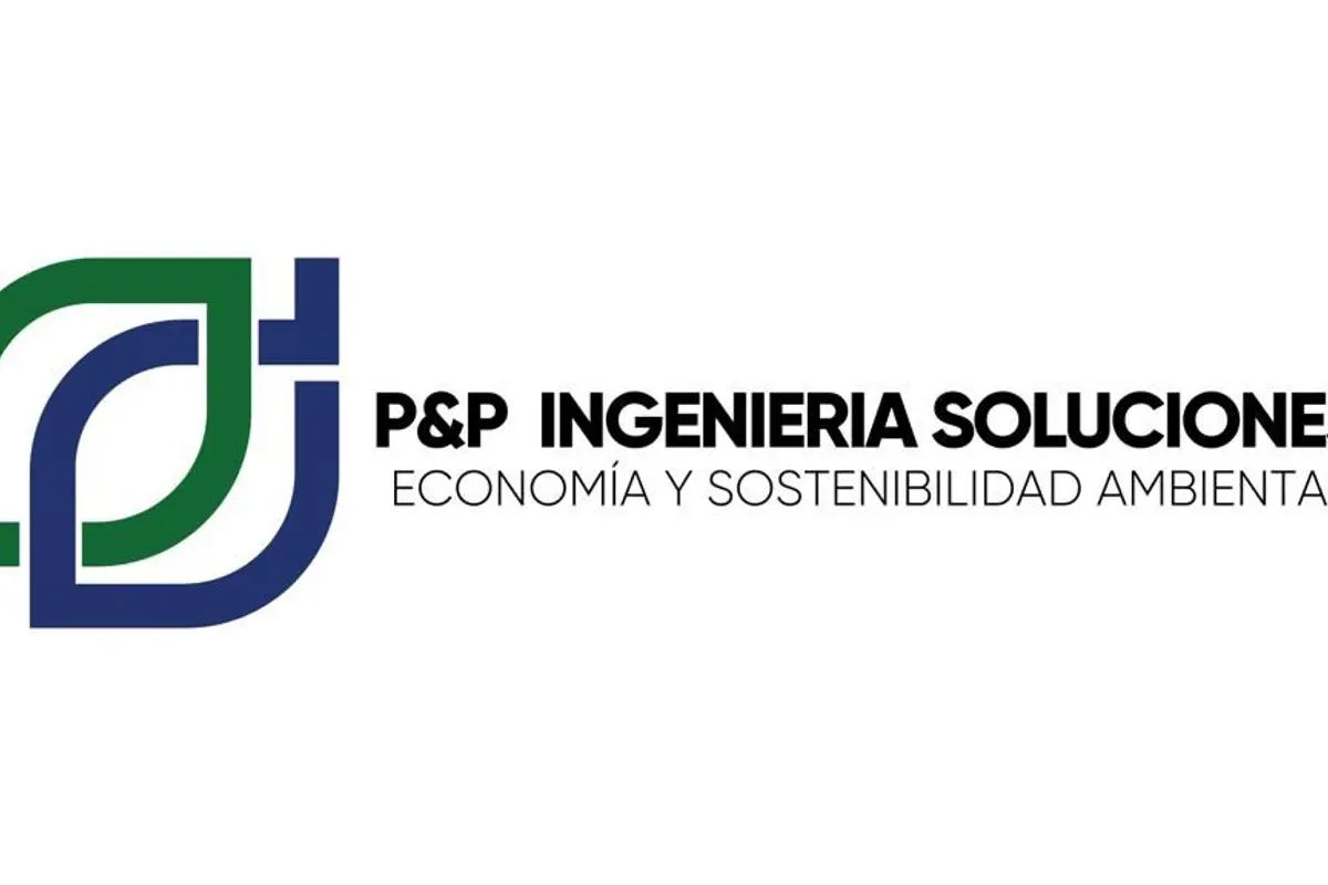 Mesa de trabajo con planos técnicos y equipos de ingeniería