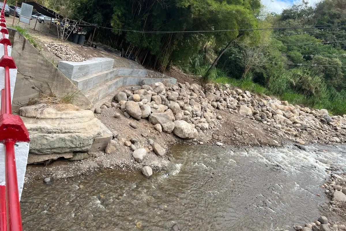 Obra de estabilización de cauce con muro en concreto y enrocado