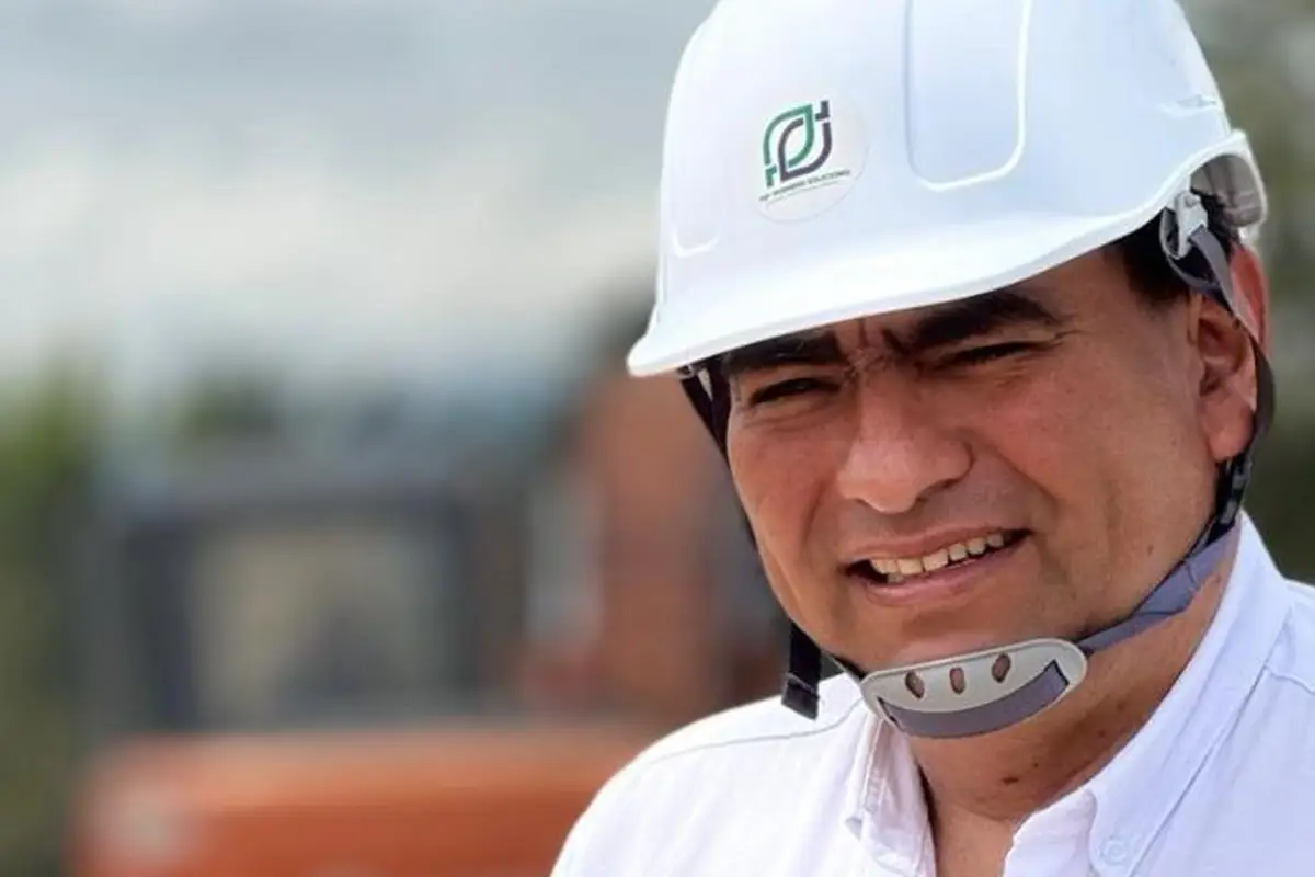 Ingeniero de P&P Ingeniería Soluciones en obra con casco de seguridad